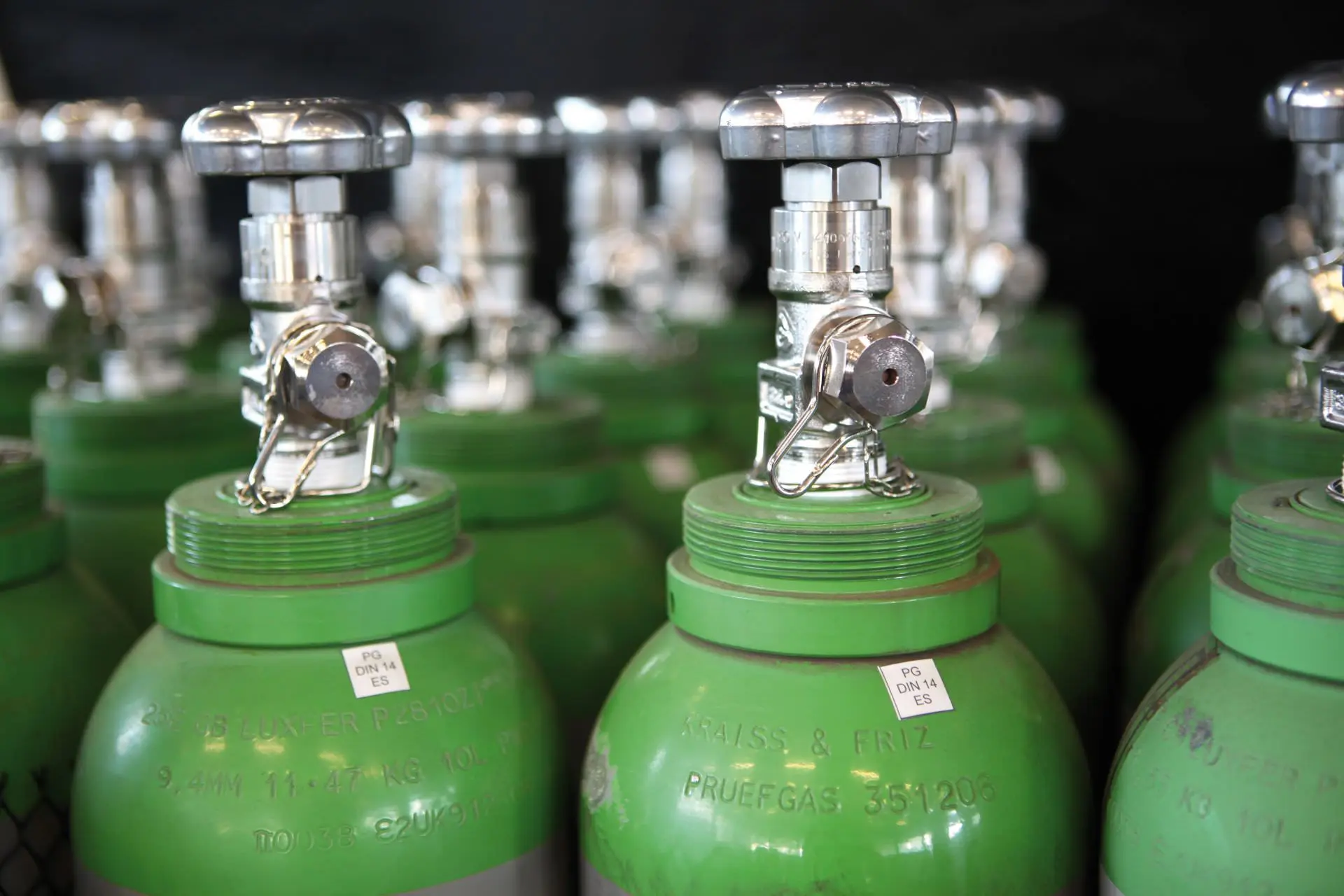 Reihe grüner Gasflaschen